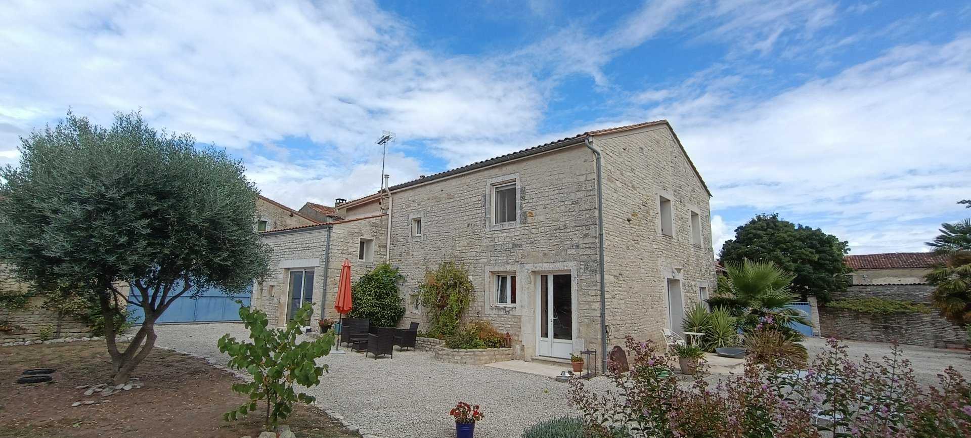 жилой дом в Aigre, Nouvelle-Aquitaine 11734189
