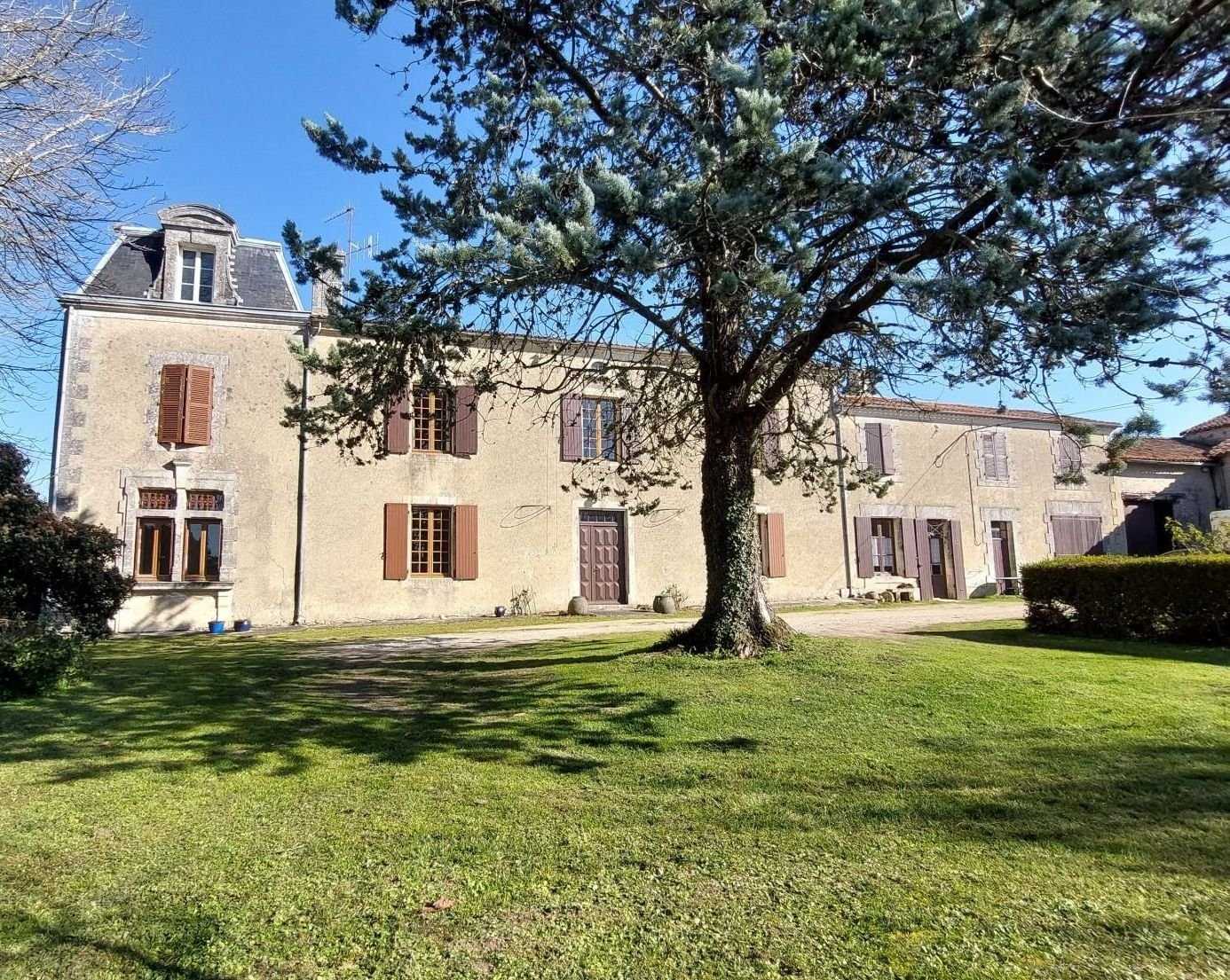 House in Tusson, Nouvelle-Aquitaine 11734316