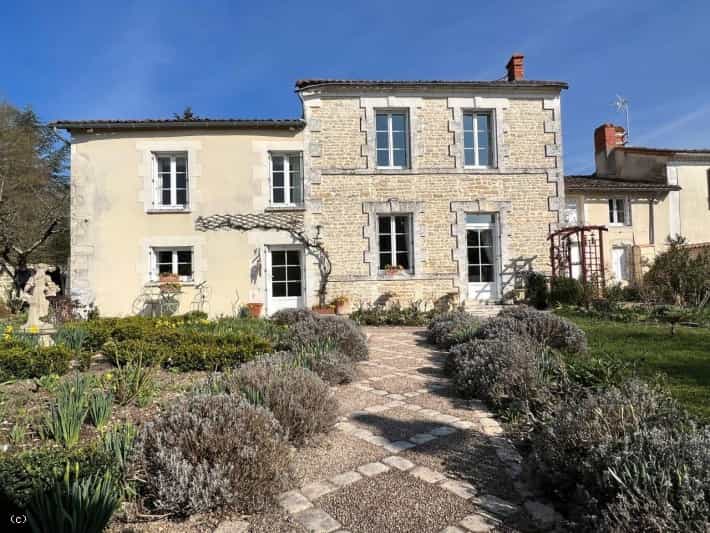 House in Villefagnan, Nouvelle-Aquitaine 11734321