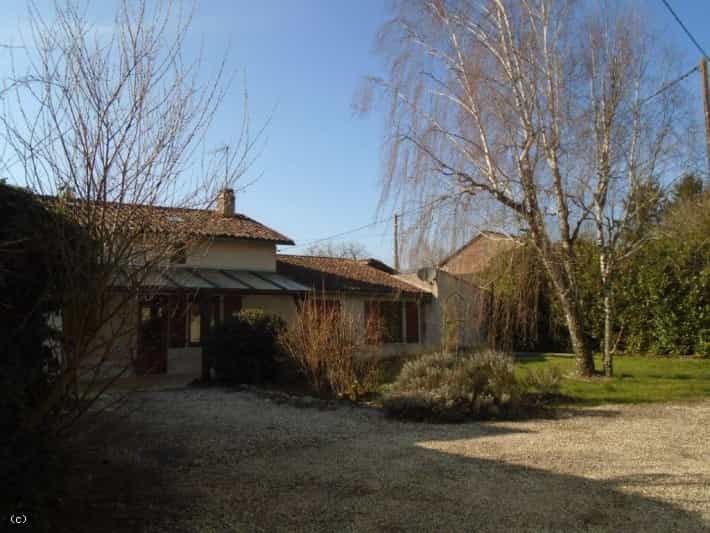 집 에 Chaunay, Nouvelle-Aquitaine 11734333