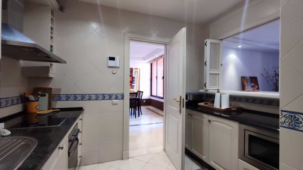 Condominium in Marbella, Andalucía 11734339