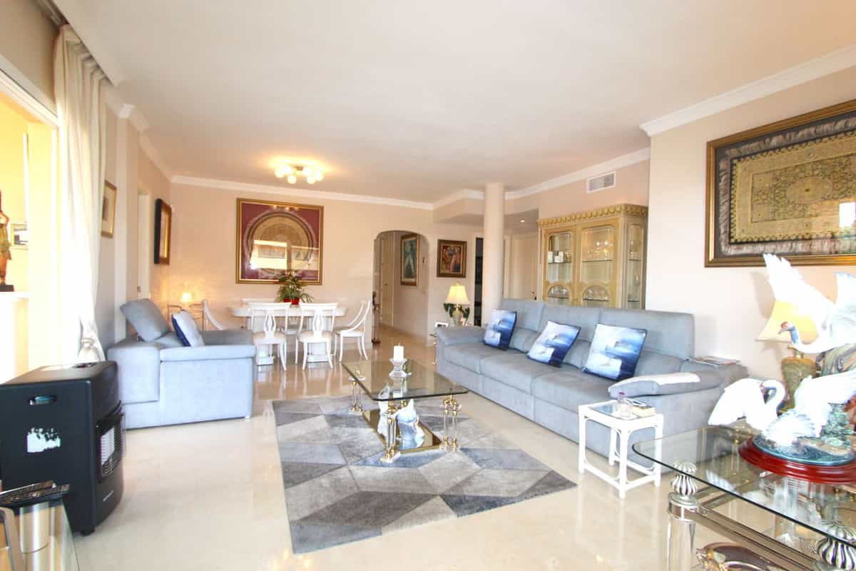 Condominium in Marbella, Andalusia 11734345