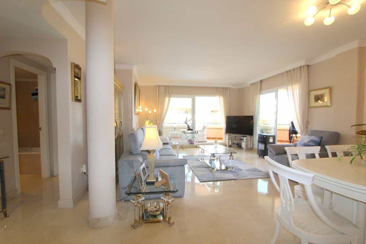 Condominium in Marbella, Andalusia 11734345