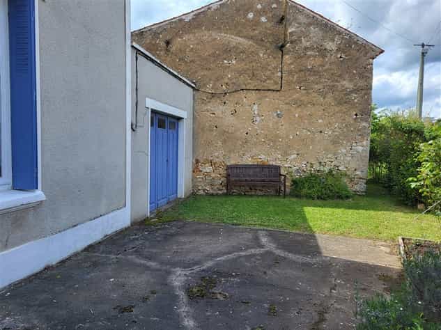 жилой дом в Lathus-Saint-Remy, Nouvelle-Aquitaine 11734854