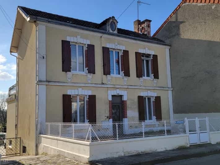 Huis in Aunac-sur-Charente, Nouvelle-Aquitaine 11735312