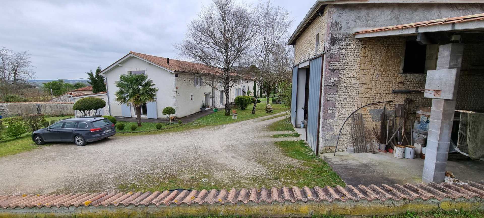 σπίτι σε Barbezieux-Saint-Hilaire, Nouvelle-Aquitaine 11735389