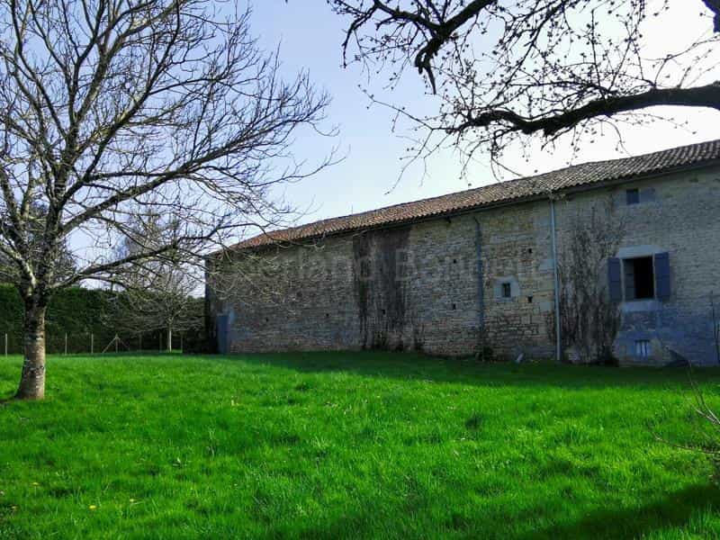 بيت في Civray, Nouvelle-Aquitaine 11735504
