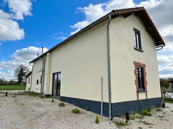 House in Champagne-Mouton, Nouvelle-Aquitaine 11735772