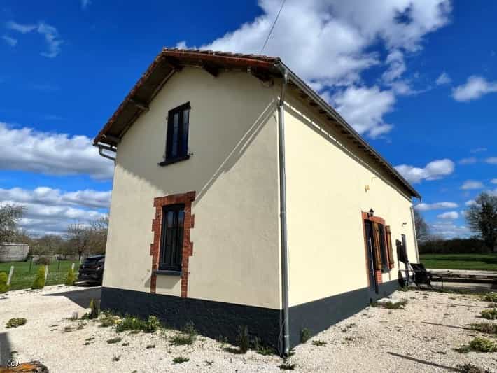 σπίτι σε Champagne-Mouton, Nouvelle-Aquitaine 11735772