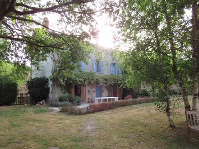 Будинок в Lesterps, Nouvelle-Aquitaine 11735883