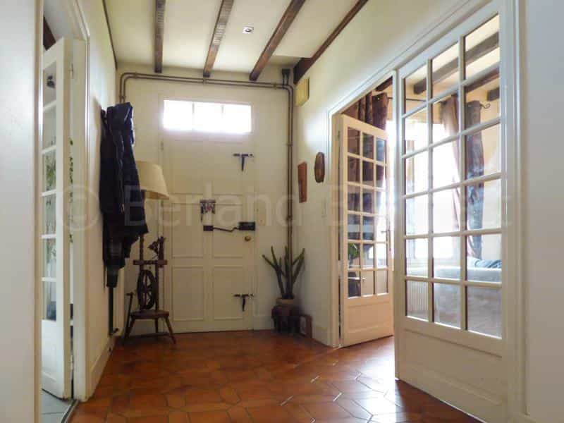 House in Champagne-Mouton, Nouvelle-Aquitaine 11735897