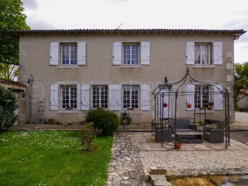 Hus i Champagne-Mouton, Nouvelle-Aquitaine 11735897