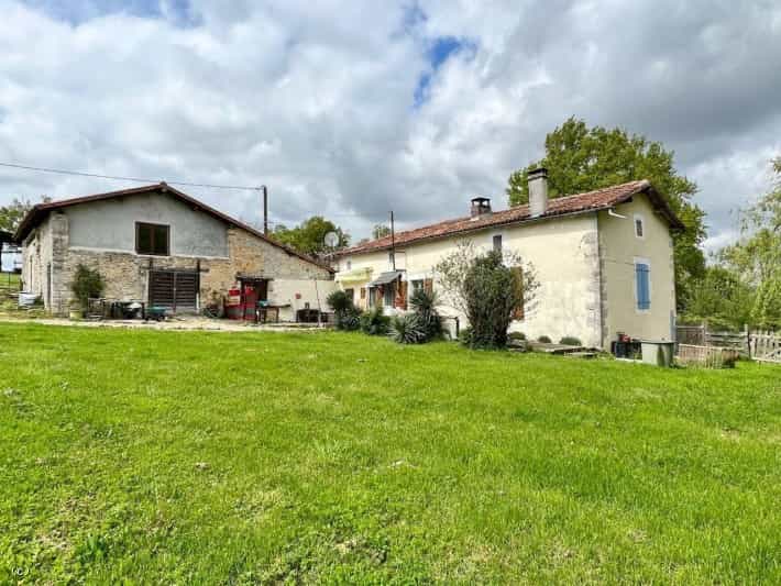 House in Champagne-Mouton, Nouvelle-Aquitaine 11735908