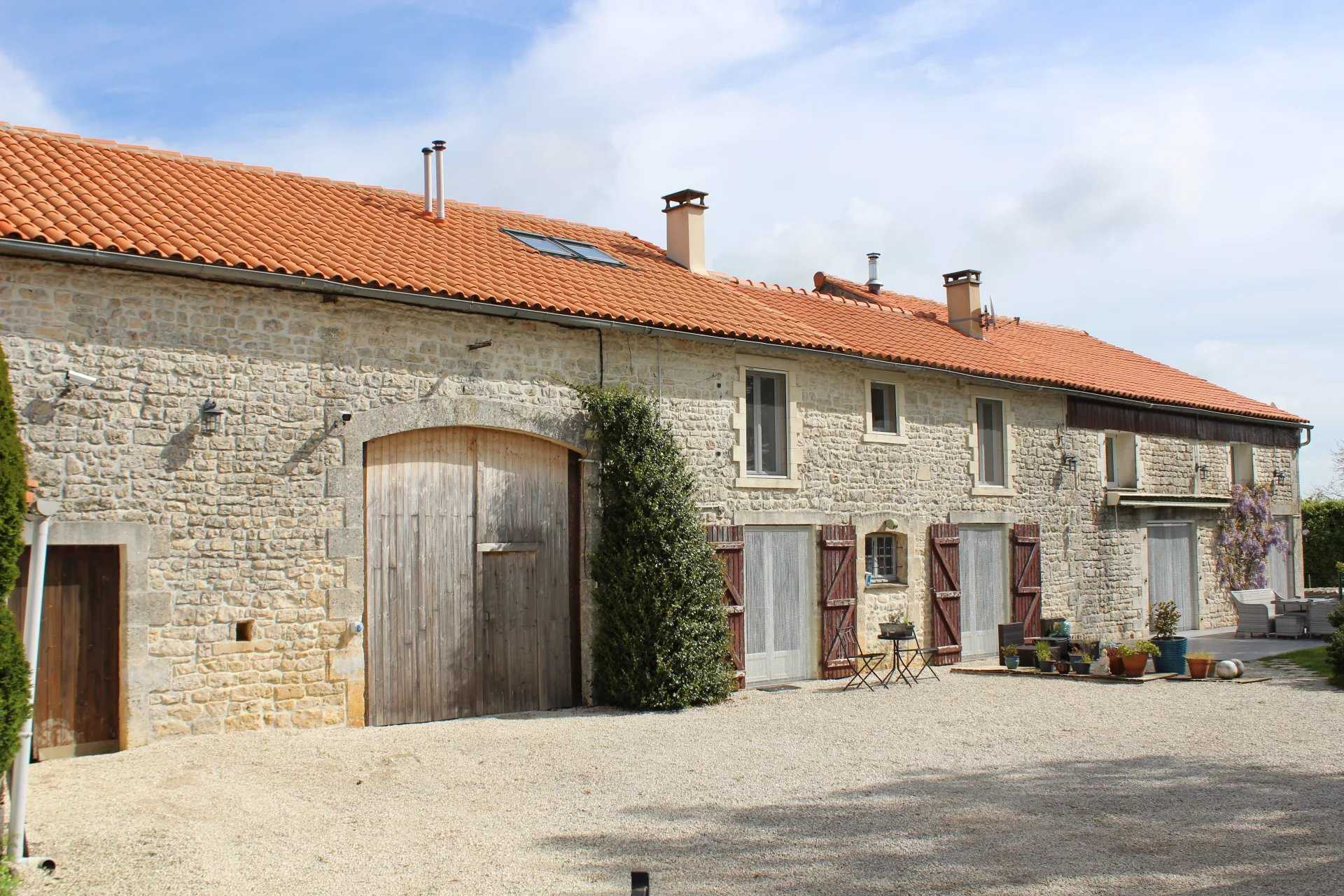 Rumah di Chenon, Nouvelle-Aquitaine 11735941