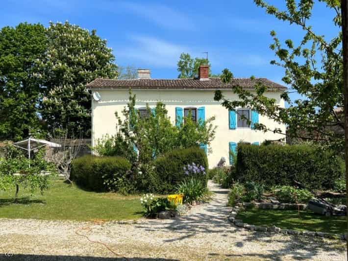 House in Ruffec, Nouvelle-Aquitaine 11736003