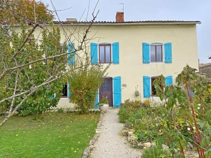 House in Ruffec, Nouvelle-Aquitaine 11736003