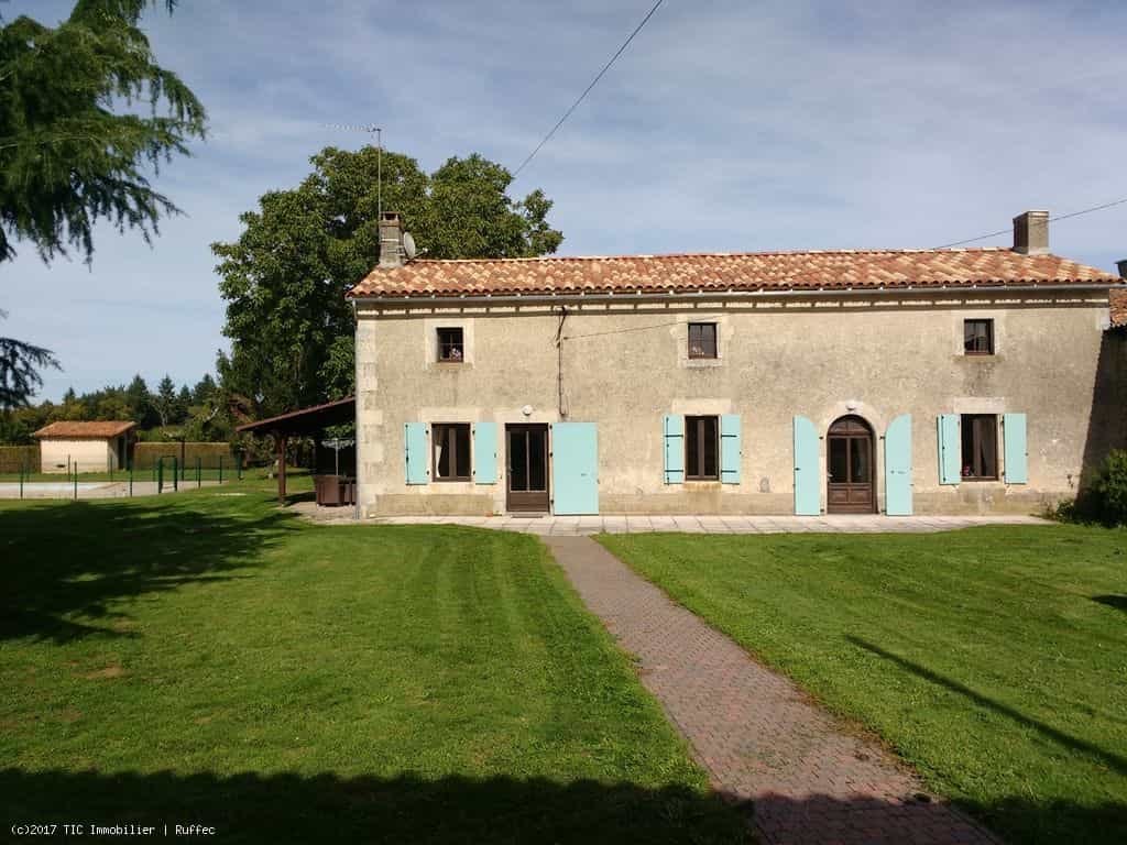 σπίτι σε Civray, Nouvelle-Aquitaine 11736004