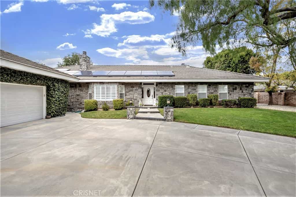房子 在 Simi Valley, California 11736080