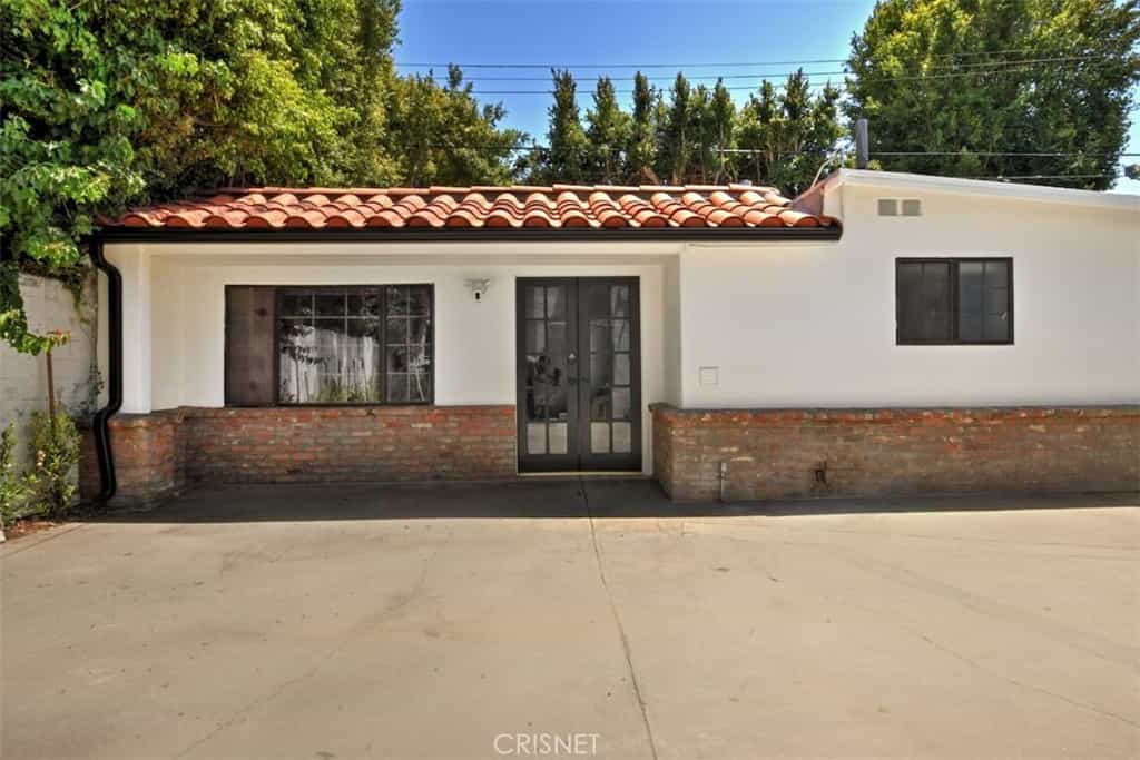 House in Los Angeles, California 11736148