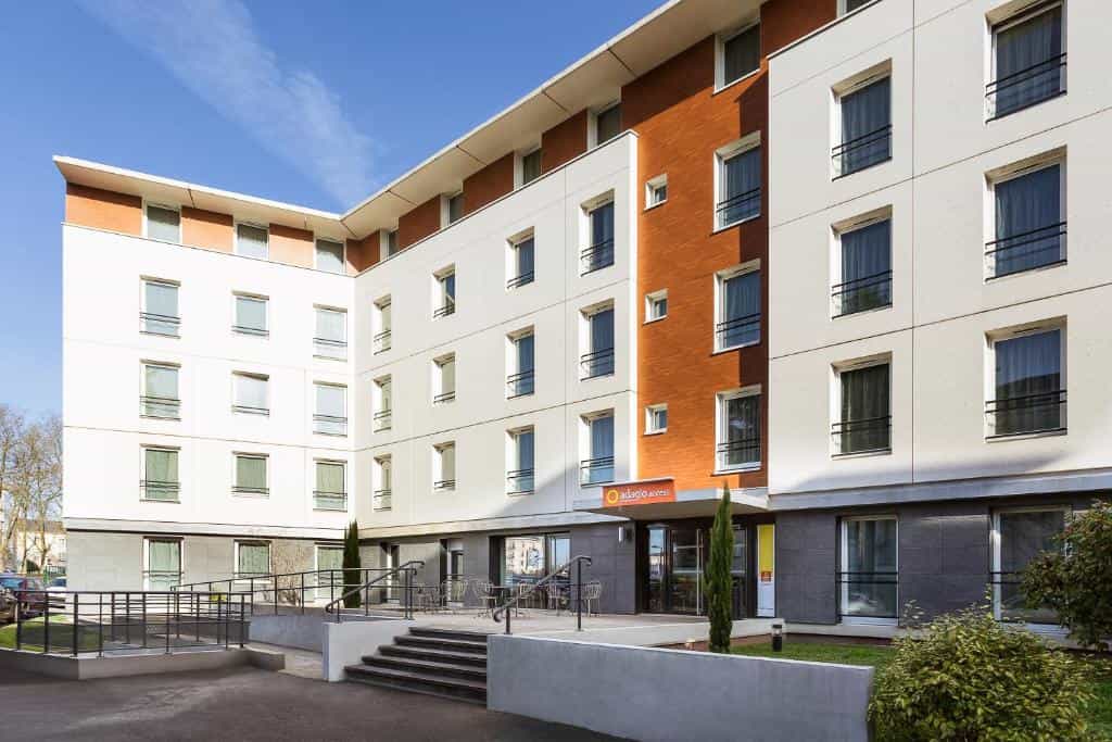 Condominium in Saint-Jean-de-la-Ruelle, Centre-Val de Loire 11739853