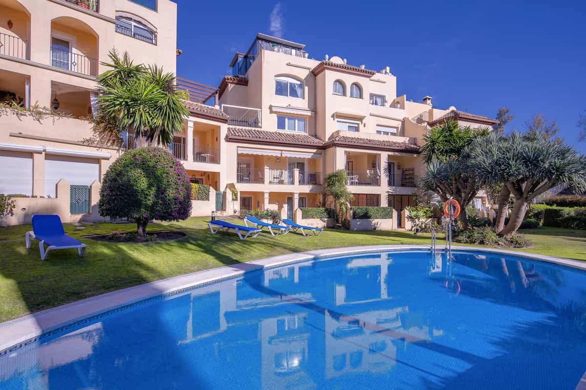 Condominium in Benahavis, Andalusia 11741882