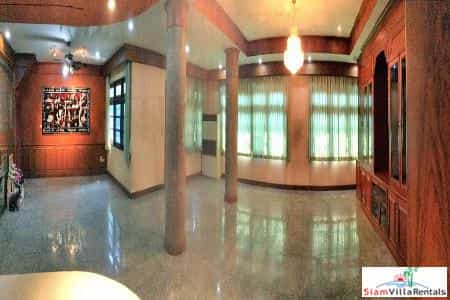 Talo sisään Ban Khlong Samrong, Samut Prakan 11742329