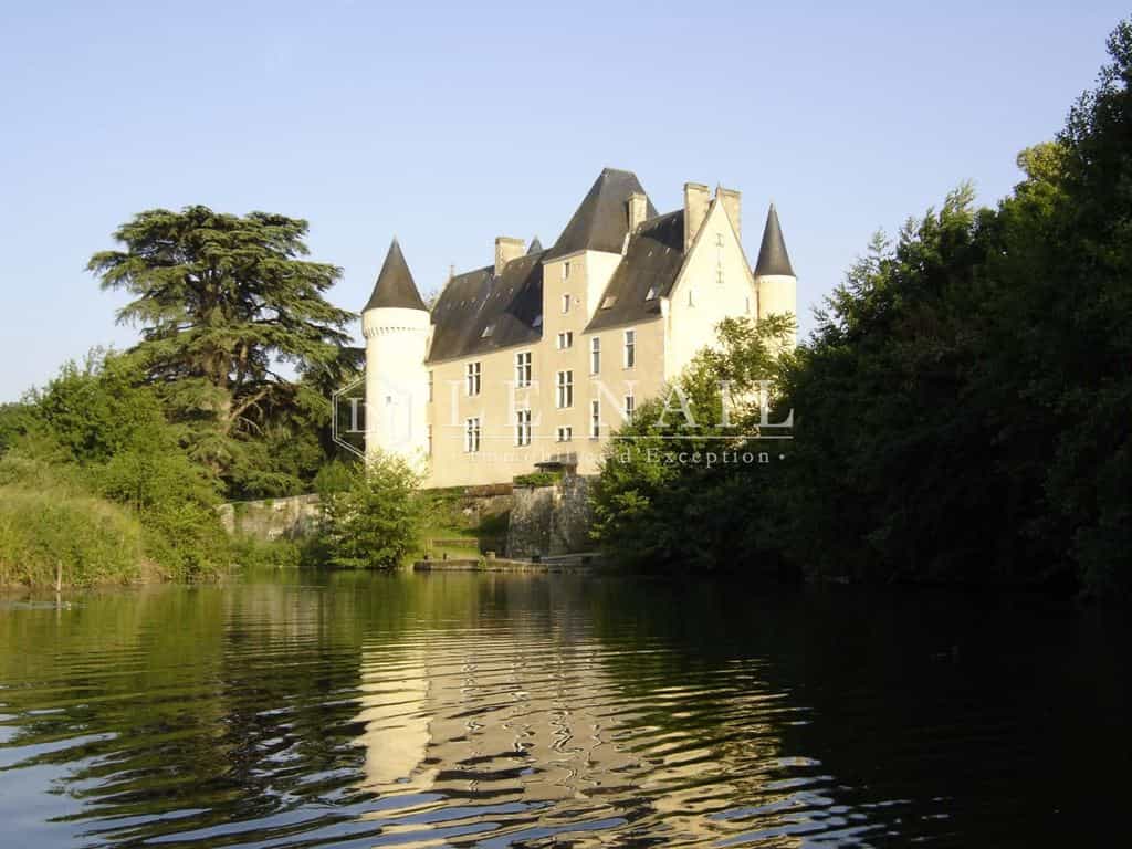 房子 在 Le Blanc, Centre-Val de Loire 11745849