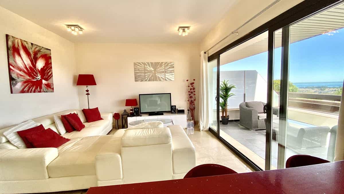 Condominium in Benahavis, Andalusia 11750025