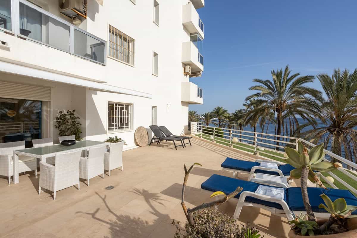 Condominium in Marbella, Andalusia 11750109
