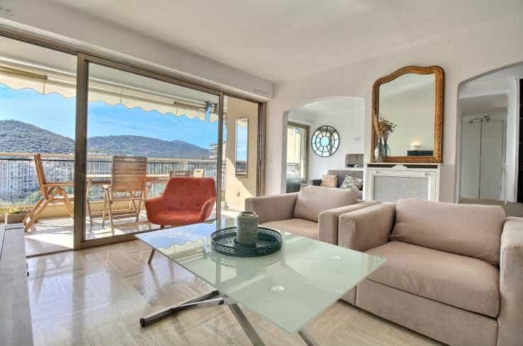 Condominium in Mandelieu-la-Napoule, Provence-Alpes-Cote d'Azur 11752044