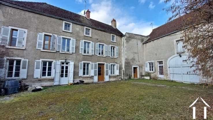 Condominium in Nuits-Saint-Georges, Bourgogne-Franche-Comte 11752287