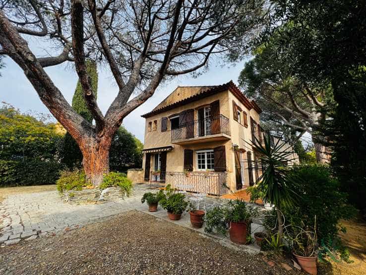 House in La Croix-Valmer, Provence-Alpes-Cote d'Azur 11752436