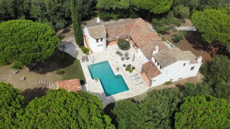 Casa nel Roquebrune-sur-Argens, Provenza-Alpi-Costa Azzurra 11753339