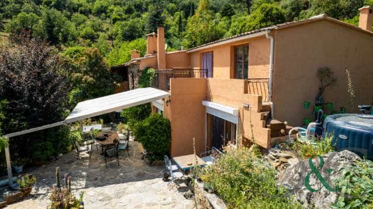Talo sisään Collobrieres, Provence-Alpes-Cote d'Azur 11753455