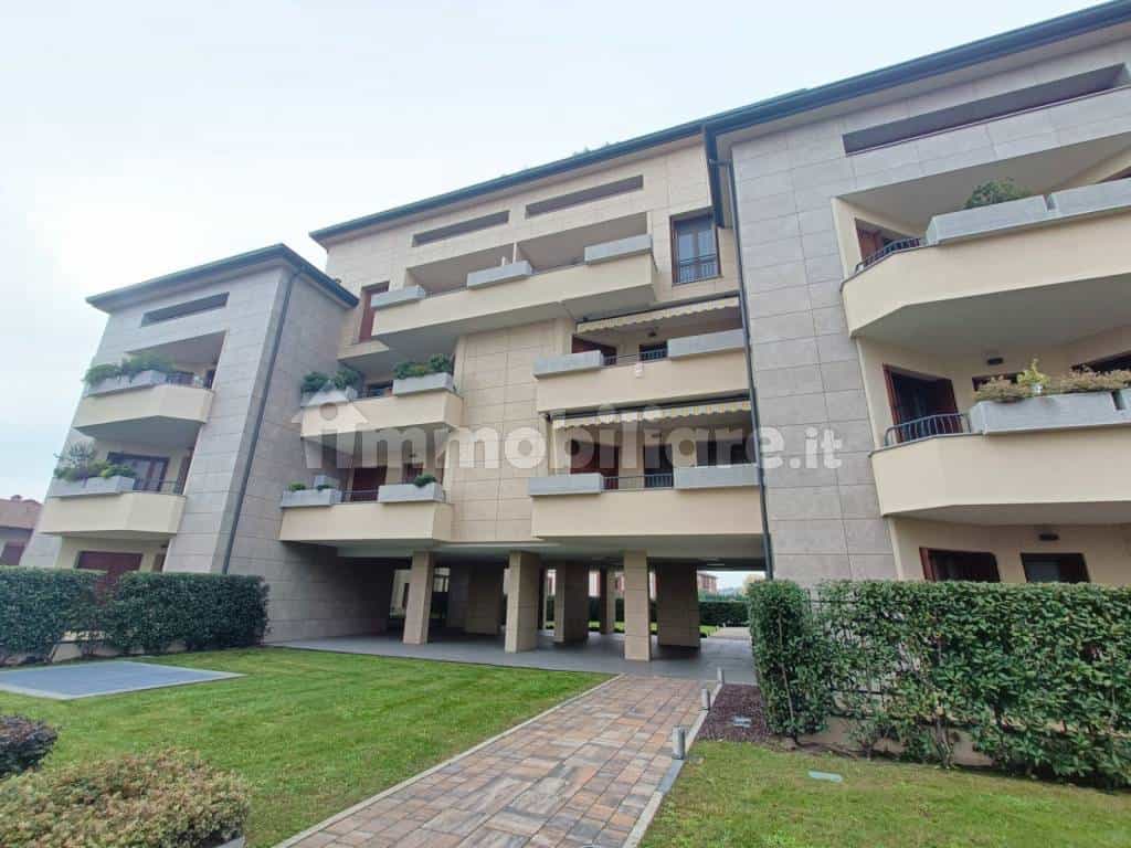Condominium in Rozzano, Lombardy 11754084