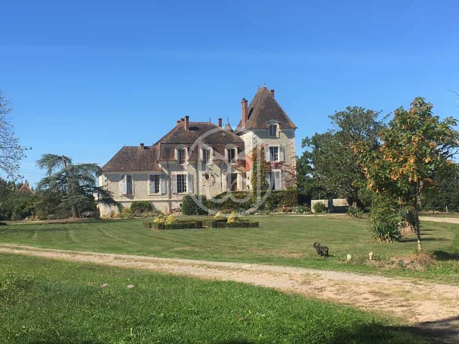 집 에 La Trimouille, Nouvelle-Aquitaine 11755324