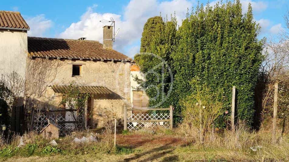 House in L'Isle-Jourdain, Nouvelle-Aquitaine 11755367