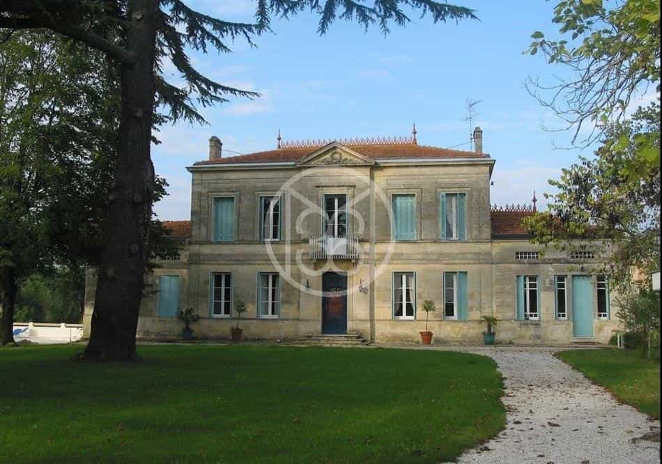 Dom w Bourg, Nouvelle-Aquitaine 11755447