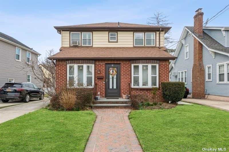 House in Floral Park, New York 11755936