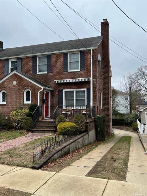 House in Floral Park, New York 11755945