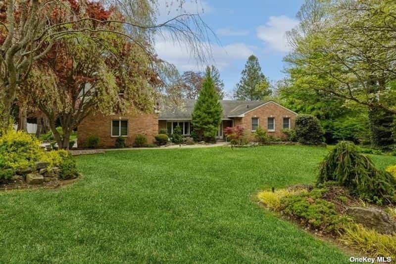 House in Dix Hills, New York 11755963