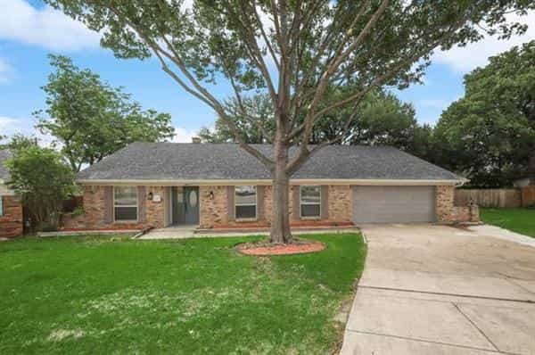 House in Bedford, Texas 11756847