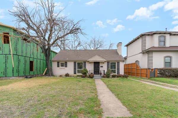 House in Addison, Texas 11757032
