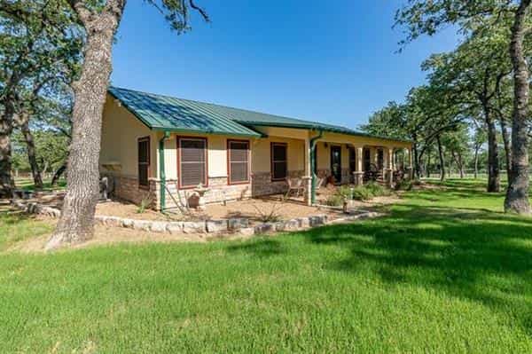 House in Adell, Texas 11757273