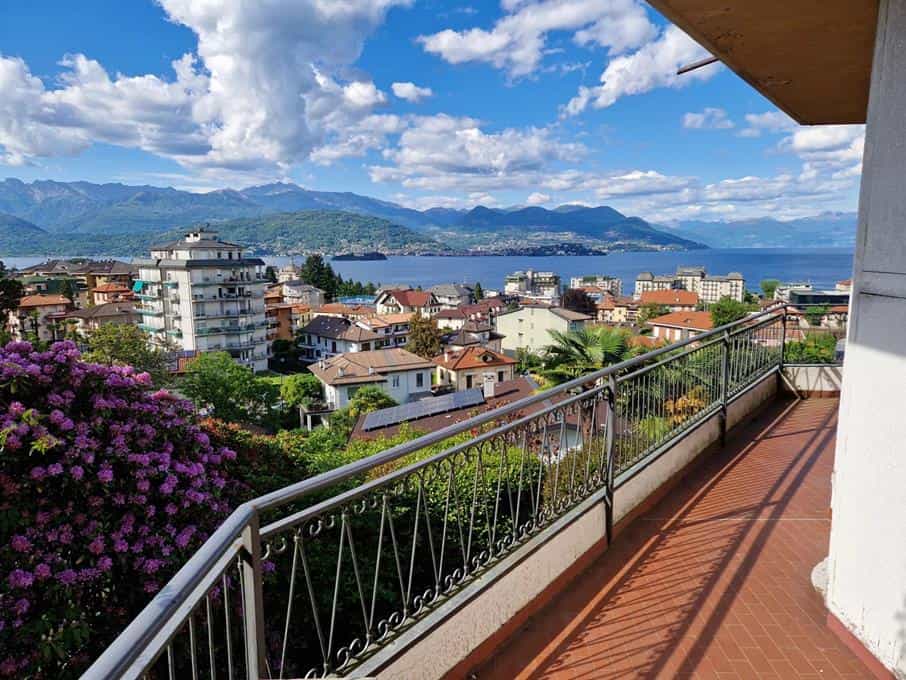 Condominium in Stresa, Piedmont 11757579