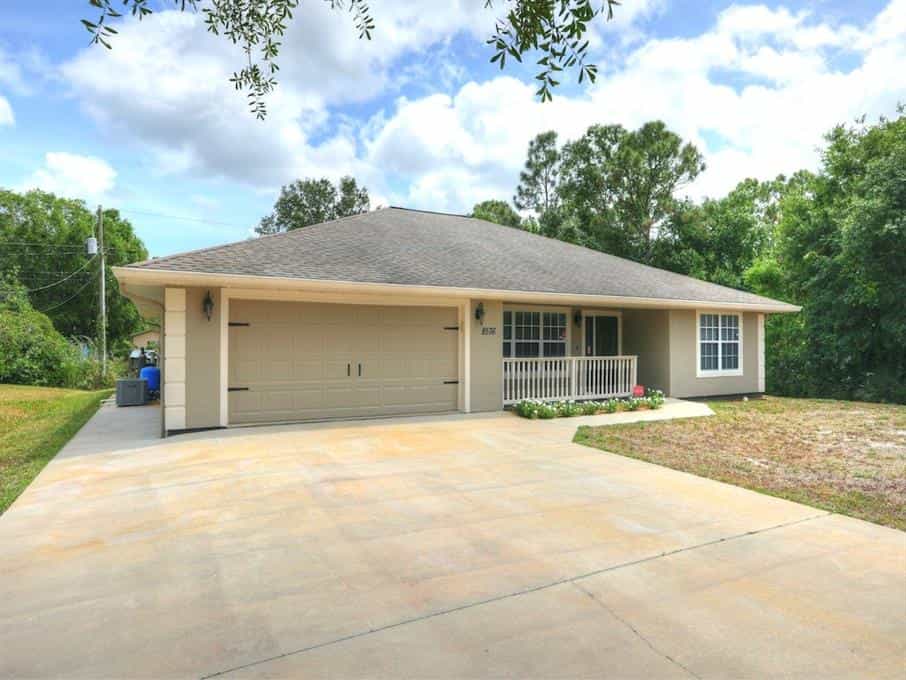 House in Vero Lake Estates, Florida 11758394