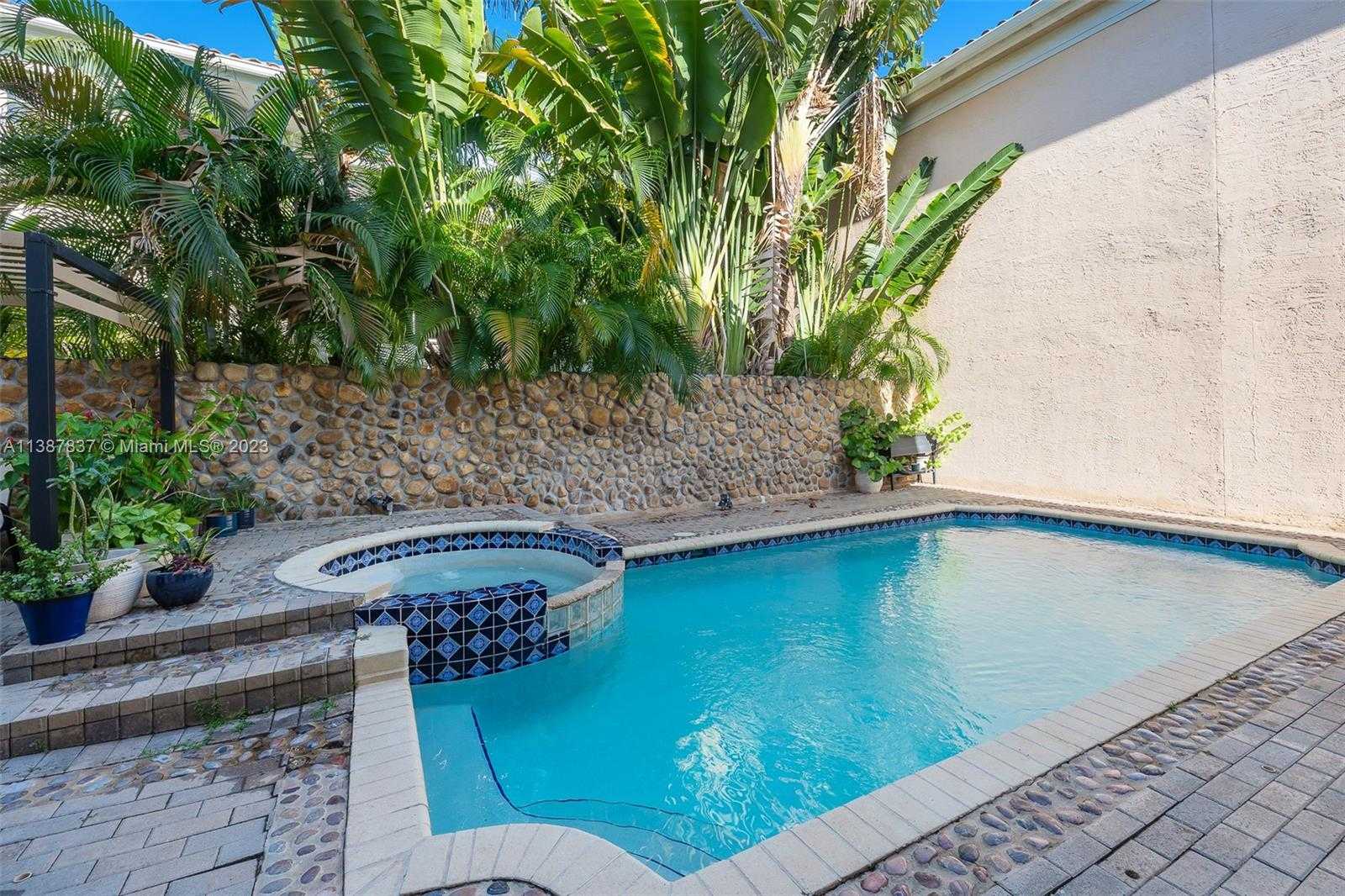 House in Golden Beach, Florida 11760432