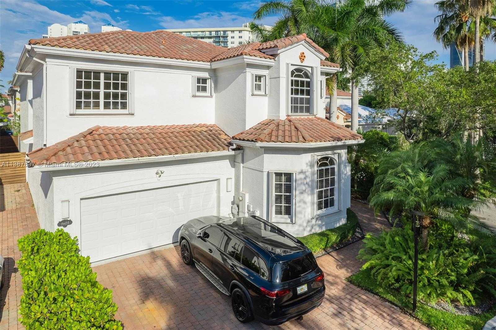 House in Golden Beach, Florida 11760432