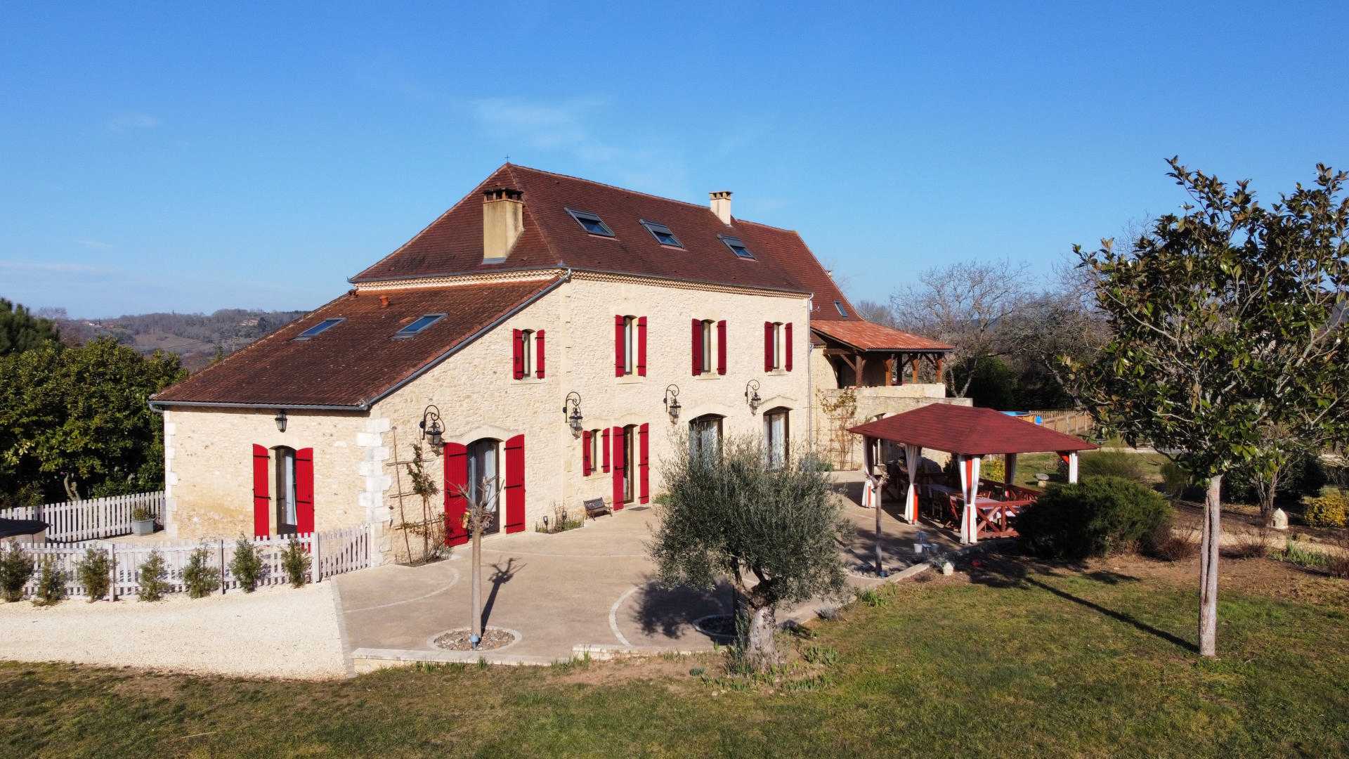 Talo sisään La Tour, Provence-Alpes-Côte d'Azur 11768358