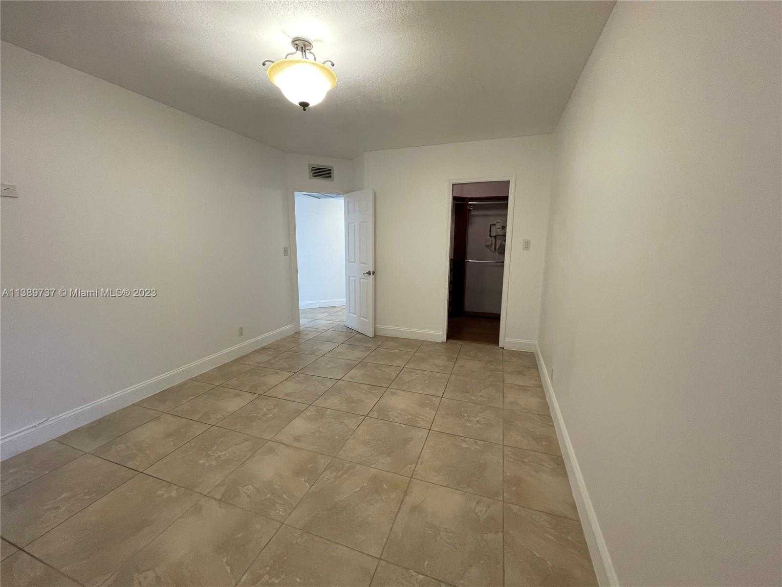 House in Doral, Florida 11783028